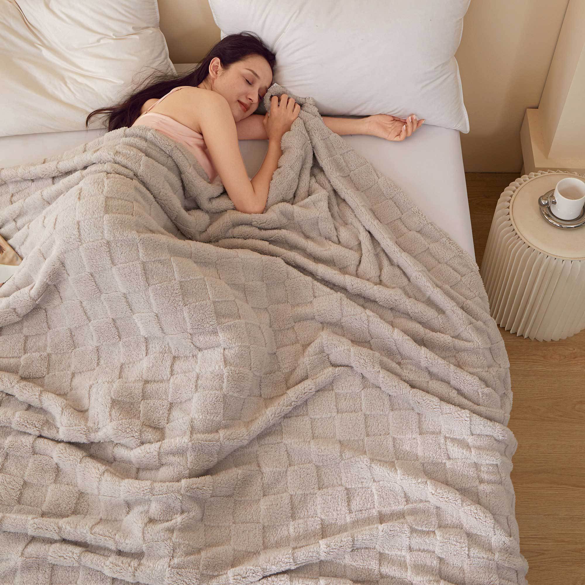 1 Pc Super Soft Throw Blanket Premium Silky Flannel Fleece 3D Checkered Lightweight Bed Blanket All Season Use, Can be used in many scenarios, bath towel, bathrobe, blanket, air-conditioning blanket, shawl blanket, travel blanket